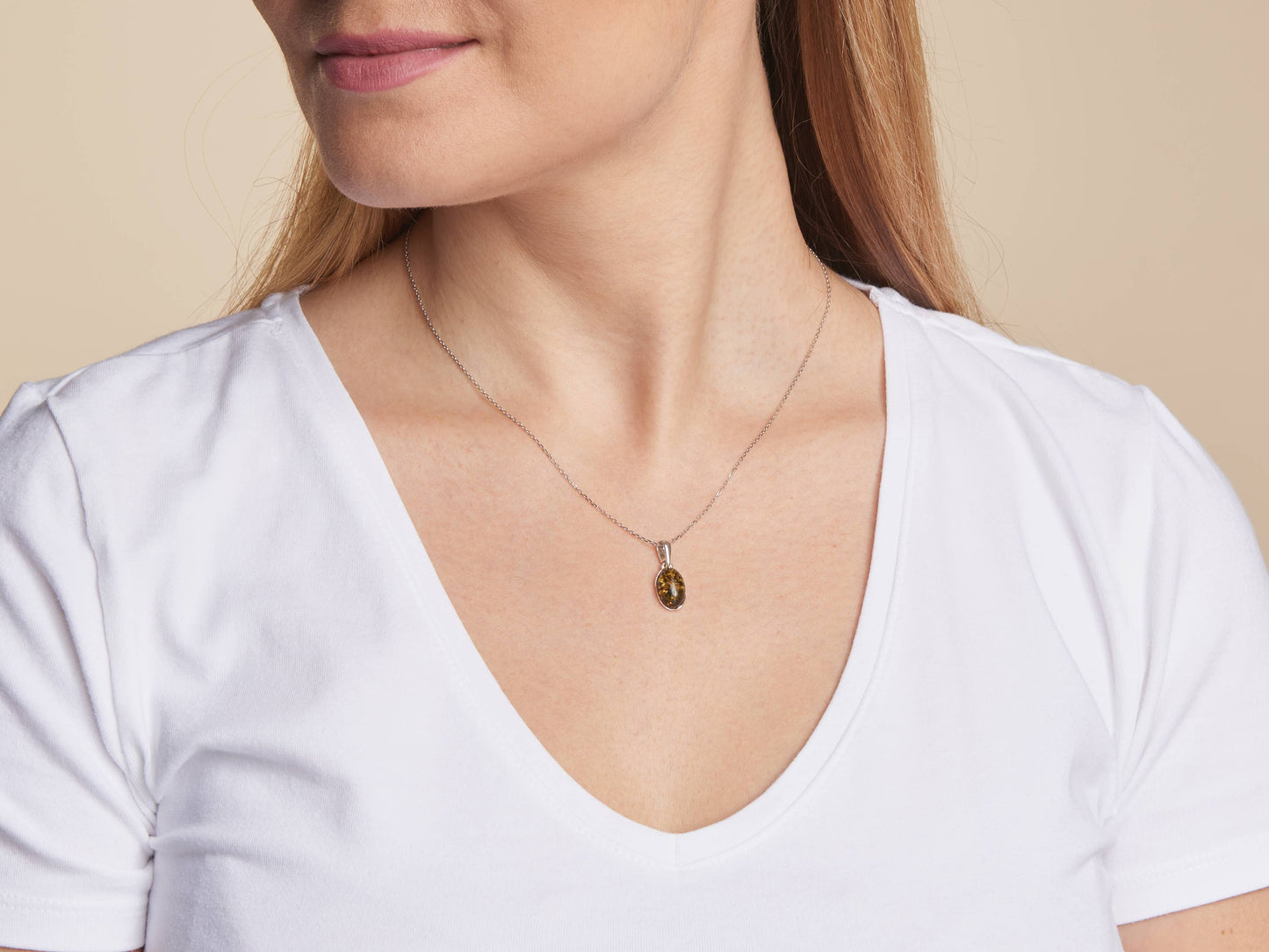 Ovaler grüner Bernsteinanhänger, 925 Sterlingsilber