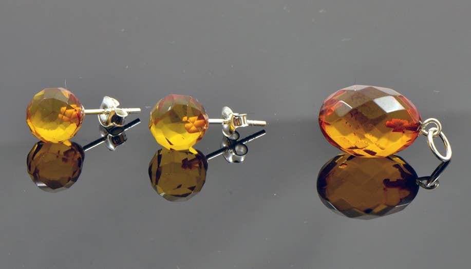 Facettierte Bernstein-Ohrstecker mit 925 Sterling Silber