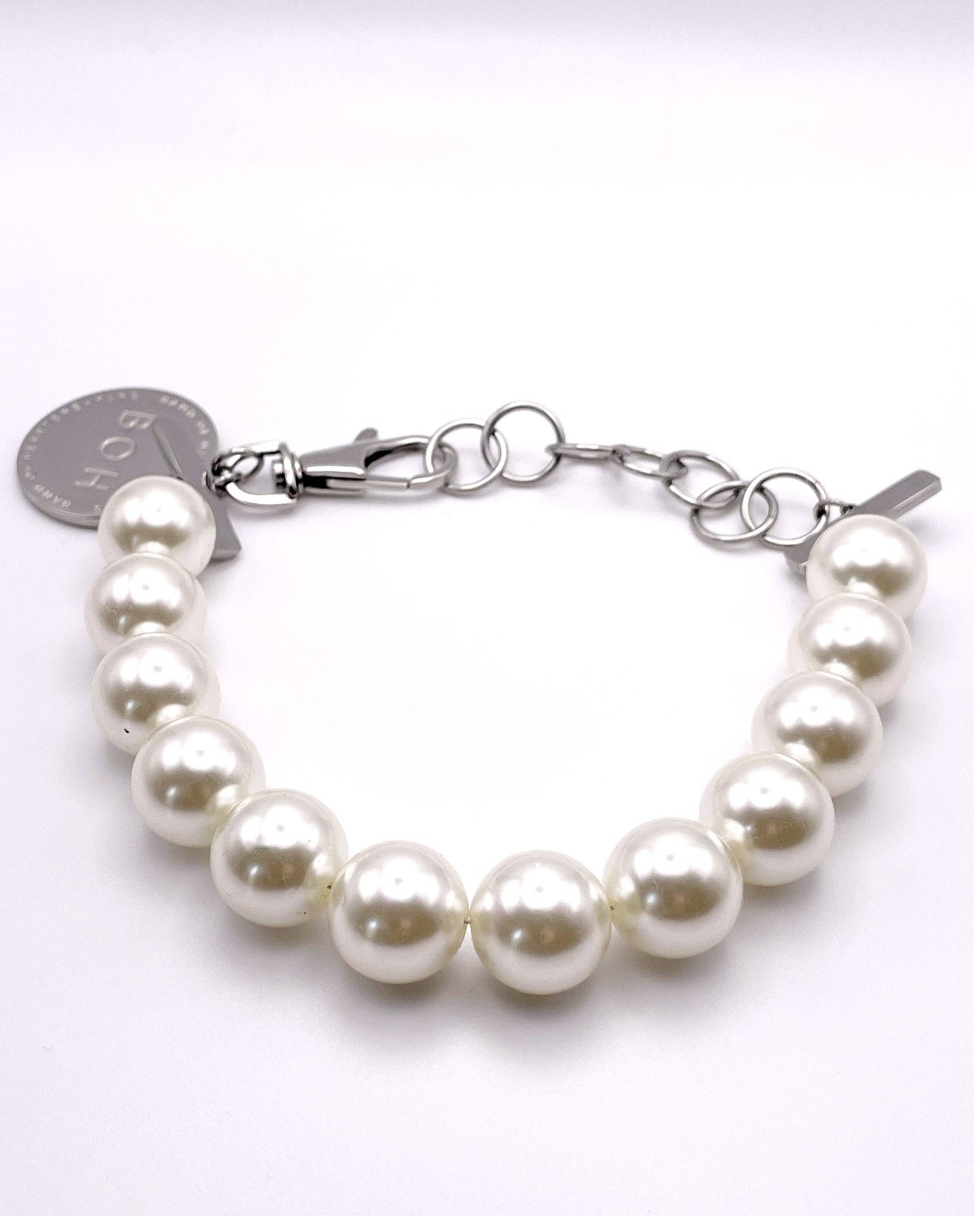 Single row large pearl necklace