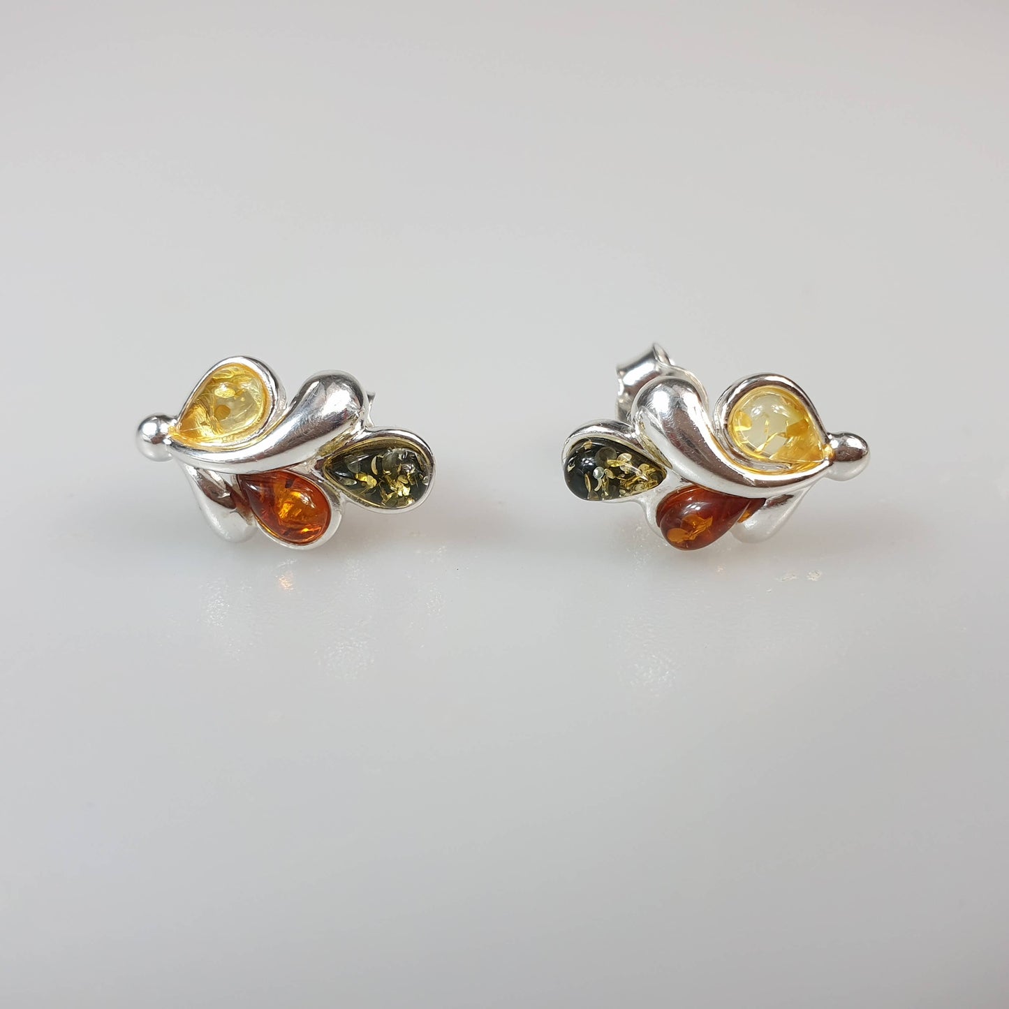 Drop earrings with amber