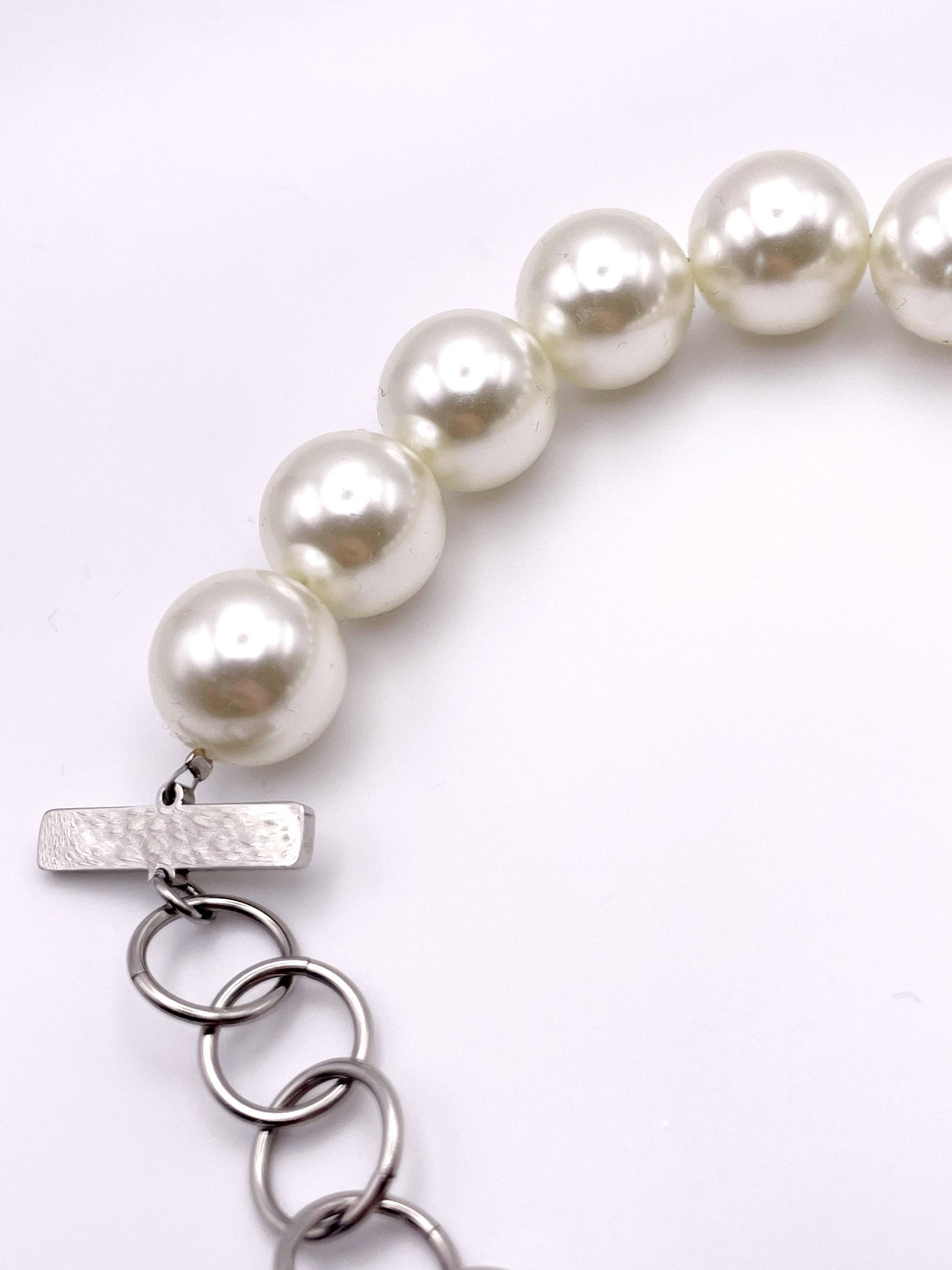 Single row large pearl necklace