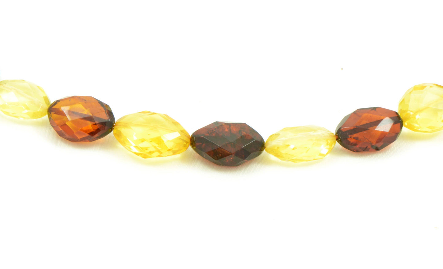Großes facettiertes Set aus mehrfarbigem Bernstein in Olivform