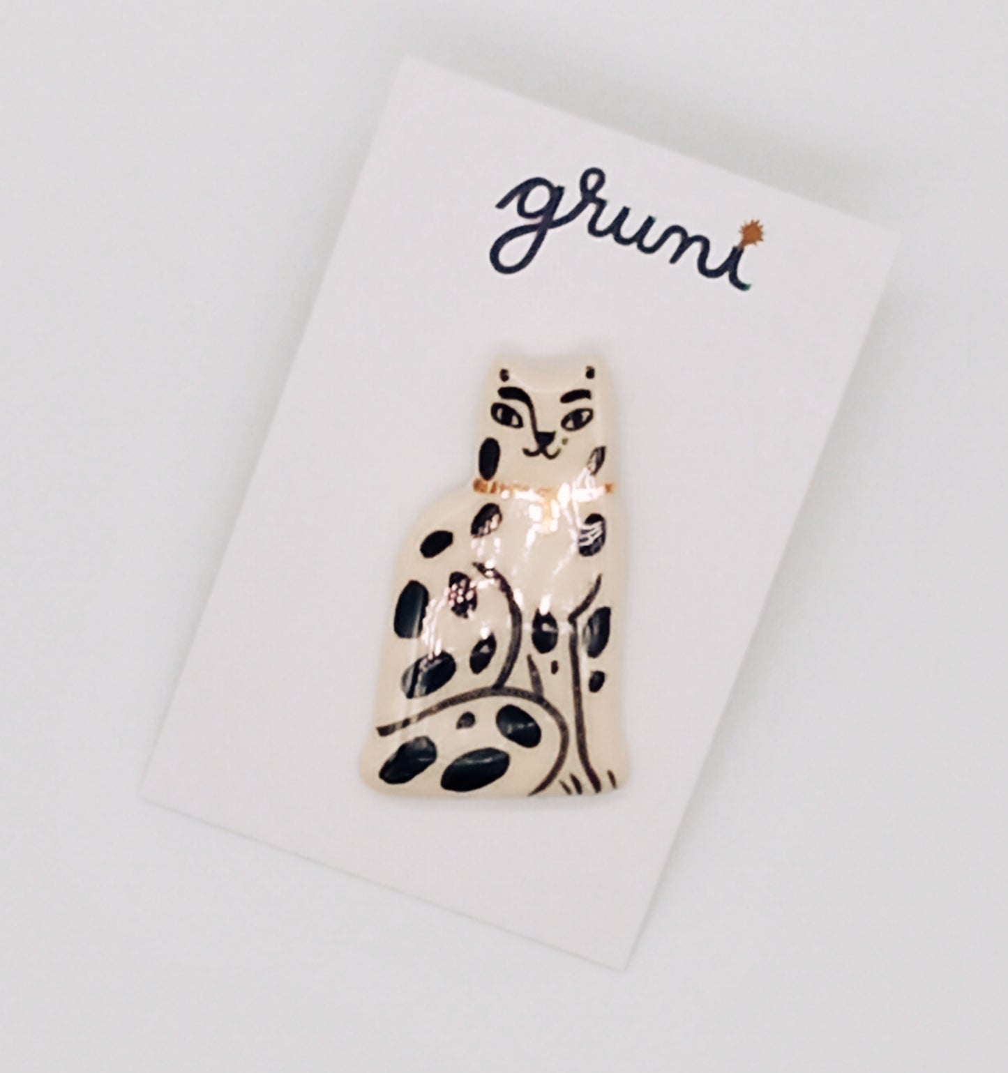 Cat brooch, black/white