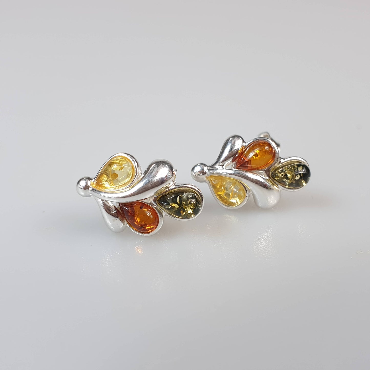 Drop earrings with amber